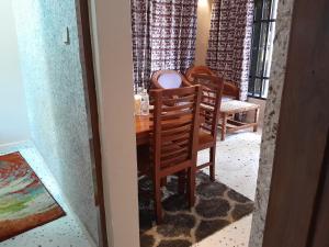 - une salle à manger avec une table et des chaises dans l'établissement PALAZZO GARDEN RESORT MATEMA, à Kyela