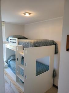 Двухъярусная кровать или двухъярусные кровати в номере Hermoso Entorno y Vista Espectacular en Pucon