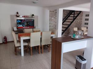 a dining room with a table and chairs at Keer Om Alojamiento in Sarmiento