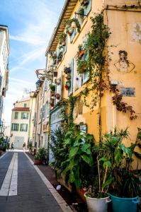 un edificio con plantas a su lado en Pied-à-terre cosy pour escale marseillaise, en Marsella