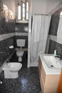 a bathroom with a toilet and a sink and a shower at B&B Pavia Centro Ticino in Pavia