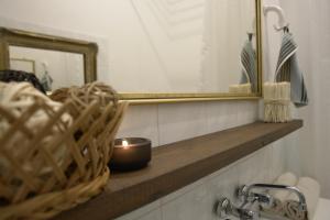 łazienka z lustrem i świecą na półce w obiekcie Home in the Old Town w Warszawie