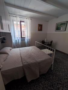 una camera con un grande letto e una finestra di B&B Pavia Centro Ticino a Pavia