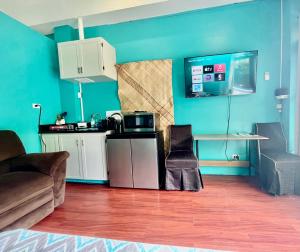 O bucătărie sau chicinetă la Ngermid Oasis-Spacious Studio Loft W/ Garden Views