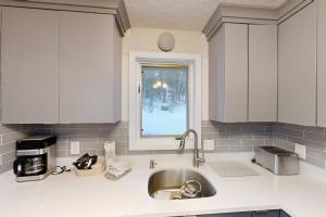 Dapur atau dapur kecil di Breckenridge Bull Cabin +17 gambar