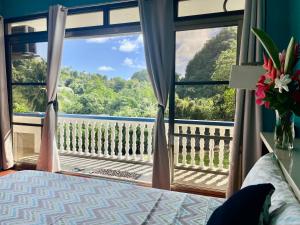 Un balcon sau o terasă la Ngermid Oasis-Spacious Studio Loft W/ Garden Views