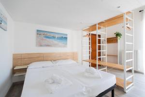 Säng eller sängar i ett rum på Torre Lama Apartments by Wonderful Italy