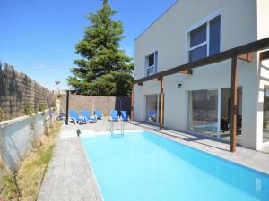 a swimming pool in the backyard of a house at Casa Sant Pere in Sant Pere Pescador