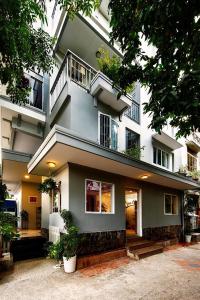 Un grand bâtiment blanc avec des escaliers et un balcon est disponible. dans l'établissement Ngọc Châu Hotel, à Hô-Chi-Minh-Ville