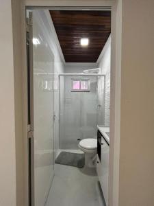 伊瓜蘇的住宿－Aconchego, no melhor lugar de Foz!，一间带卫生间和玻璃淋浴间的浴室