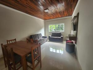 Aconchego, no melhor lugar de Foz! في فوز دو إيغواسو: غرفة معيشة مع طاولة وأريكة