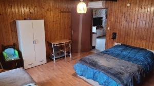 1 dormitorio con 1 cama, armario y mesa en Maison De Vacances A Freconrupt en La Broque
