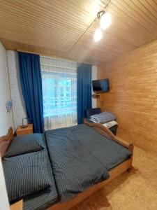 1 Schlafzimmer mit 2 Betten und einem Fenster in der Unterkunft Садиба Маковиця in Jaremtsche