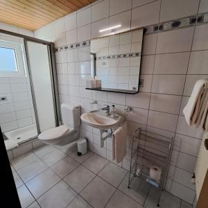 Koupelna v ubytování B&B Chalet Rustica Inden, Leukerbad