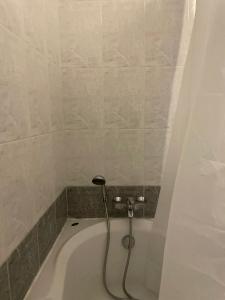 uma banheira com chuveiro na casa de banho em Le 3 isole em Marsaskala