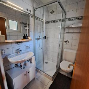 Koupelna v ubytování B&B Chalet Rustica Inden, Leukerbad