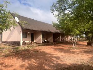 Boshoek的住宿－Lagai Roi Guesthouse，前面设有桌椅的建筑