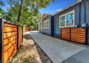 una casa con una valla de madera y un camino de entrada en The Green Door in Ybor, en Tampa