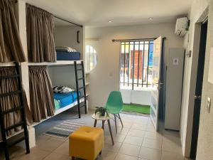 Ένα ή περισσότερα κρεβάτια σε δωμάτιο στο Ocean Lovers Hostel & Apartments