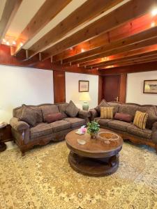 uma sala de estar com sofás e uma mesa de centro em مساكن الدار 15 em Abha