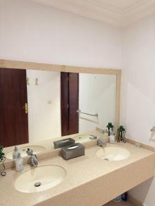 Um banheiro em مساكن الدار 15