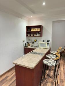 uma cozinha com uma bancada e um micro-ondas em مساكن الدار 15 em Abha