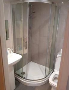 La salle de bains est pourvue d'une douche, d'un lavabo et de toilettes. dans l'établissement Affordable Flats - Derby City Centre, à Derby