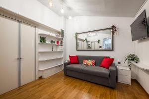 - un salon avec un canapé et un miroir dans l'établissement [DUOMO in 5 minutes] Cozy and quiet, à Milan