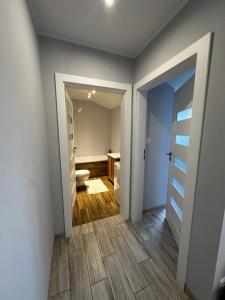 uma casa de banho com um WC e um lavatório em WaMM Apartament em Złotów