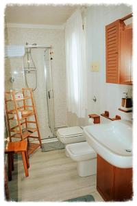 a bathroom with a sink and a toilet and a shower at Casa Alyssa in Venice