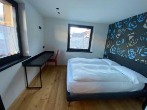 - une chambre avec un lit et un bureau dans l'établissement Cronox Rin, à Livigno