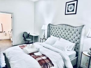 sypialnia z dużym łóżkiem z szarym zagłówkiem w obiekcie Lavida Luxury Room #1 in London w mieście London