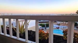 コスタ・テギセにある2024 New Pools Wonderful Views ACのプールと海の景色を望むバルコニー