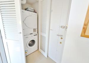 マルベーリャにあるSkol 302 Super One-bedroom Duplex with Sea Viewsの- 白いランドリールーム(洗濯機、乾燥機付)
