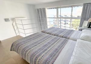 Postel nebo postele na pokoji v ubytování Skol 302 Super One-bedroom Duplex with Sea Views