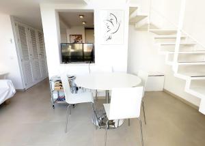 Posezení v ubytování Skol 302 Super One-bedroom Duplex with Sea Views
