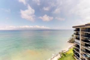- une vue aérienne sur l'océan et un bâtiment dans l'établissement Hololani Resort, à Kahana