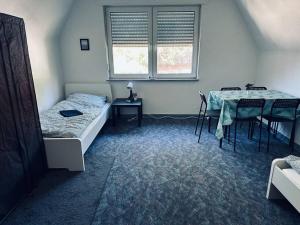 - une chambre avec une table, un lit, une table et des chaises dans l'établissement Personalunterkunft in Bad Bentheim bis 14 Personen, à Bad Bentheim