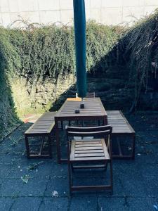 Deux tables de pique-nique et deux chaises au sol dans l'établissement Personalunterkunft in Bad Bentheim bis 14 Personen, à Bad Bentheim