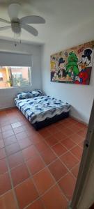 um quarto com uma cama no canto de um quarto em Querido Palmar em Santa Fe de Antioquia