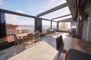 balcón con mesas, sillas y ventanas en Sabina Hotel near Grand Bazaar, city center, en Estambul