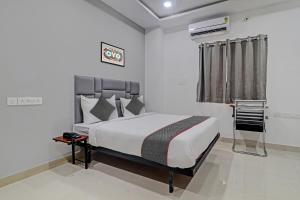 a bedroom with a bed in a room at Collection O Hotel Lavish Springs in Hyderabad