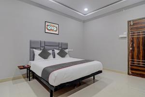 a bedroom with a large bed in a room at Collection O Hotel Lavish Springs in Hyderabad