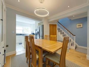 a kitchen and dining room with a wooden table and chairs at Pass the Keys Centrally located modern and spacious 3 Bed terrace in Cambridge
