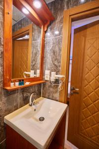 y baño con lavabo y espejo. en Sabina Hotel near Grand Bazaar, city center, en Estambul