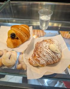 tres tipos diferentes de pastas en una vitrina en Sunny Suite Napoli, en Nápoles