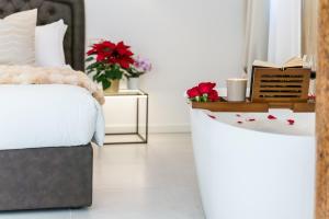 um quarto com uma cama e uma mesa com rosas em PALAZZO RISTORI em Verona