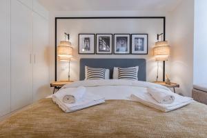 里斯本的住宿－Palácio Ficalho Townouse 1 by LovelyStay，一间卧室配有一张大床和两条毛巾