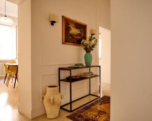 ein Wohnzimmer mit einer Vase auf einem Regal in der Unterkunft Jazz e Cioccolato GuestHouse free parking in città in Perugia