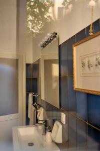 ein Bad mit einem Waschbecken und einem Spiegel in der Unterkunft Jazz e Cioccolato GuestHouse free parking in città in Perugia